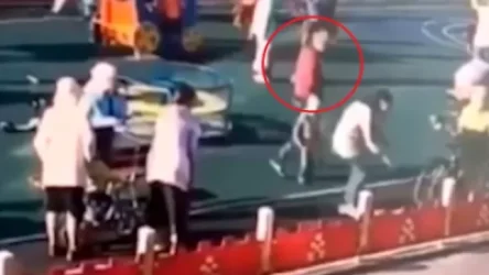 18+ ՏԵՍԱՆՅՈՒԹ․ Երեխային հարվածում է ասֆալտին՝ պաշտպանելով իր որդուն