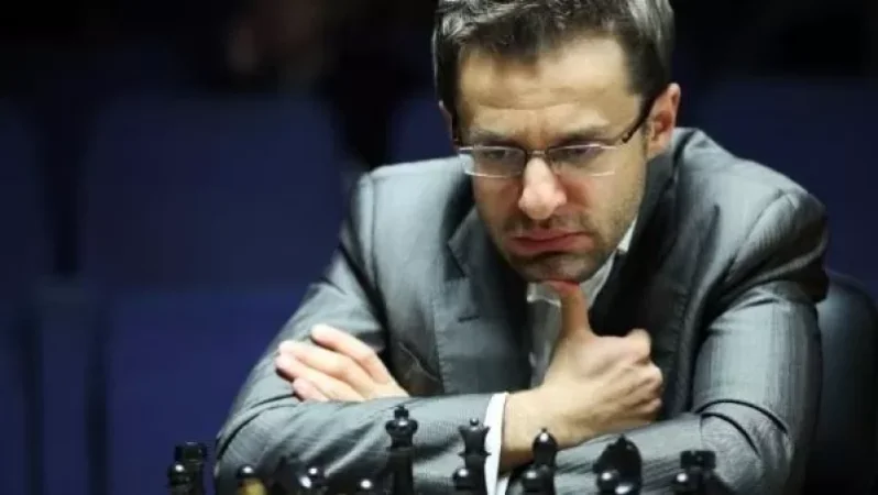 Մի կողմ դնենք ամեն բան և, խոնարհվելով զինվորների դիմաց, կիսենք նրանց ընտանիքների ցավը