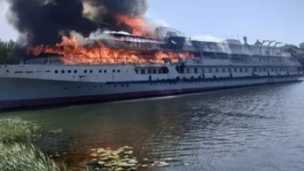 Այրվում է «Սվետայա Ռուս» զբոսանավը