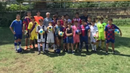 «Հասանք Մեղրի և Ագարակ». ՀՖՖ-ն գնդակներ և մարզագույք է նվիրել