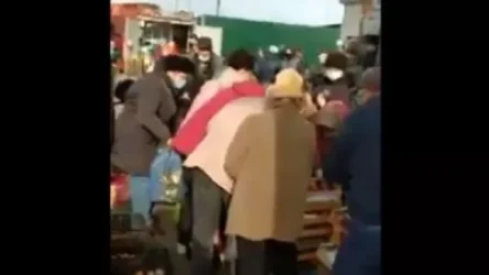 ՏԵՍԱՆՅՈՒԹ. Ադրբեջանցիներն անվճար միրգ են բաժանում շուկաներում, հակառուսական հայտարարություններ անում ու ծաղրում տեղի հայ աշխատակիցներին