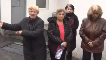 Թող ասեն՝ ուր են մեր երեխեքը. անհետ կորած զինծառայողների ընտանիքները հավաքվել էին Էջմիածնի զորամասի մոտ