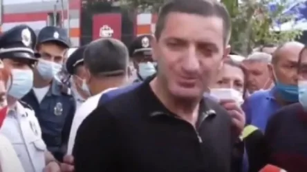 ՏԵՍԱՆՅՈՒԹ. Չկպնեք. վիճաբանություն Գևորգ Պետրոսյանի և ոստիկանների միջև