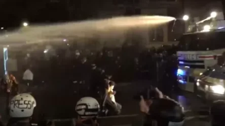 Լարված իրավիճակ Փարիզում. ցուցարարների դեմ ջրցան է կիրառվել