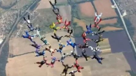 ՏԵՍԱՆՅՈՒԹ․ 12 երկրներից պարաշյուտիստներ Ուկրաինայի երկնքում ազգային խորհրդանիշն են պատկերել