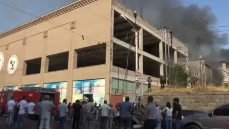 Խոշոր հրդեհ «Մալաթիա մոլ»-ի շենքում. տեղում էր ԱԻՆ-ը ու շտապ օգնությունը. ո ՞րտեղ էին ոստիկանները