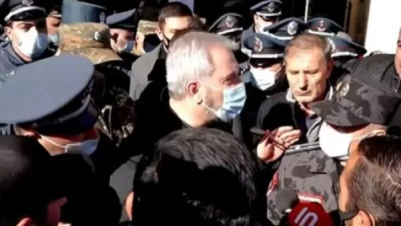 Մենք մեր հաջորդ հաղթանակը պետք է կերտենք այս ճգնաժամը հաղթահարելուց հետո. Քոչարյանը՝ ՊՆ-ի դիմաց հավաքված կորած զինվորների ծնողներին