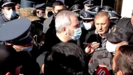 Մենք մեր հաջորդ հաղթանակը պետք է կերտենք այս ճգնաժամը հաղթահարելուց հետո. Քոչարյանը՝ ՊՆ-ի դիմաց հավաքված կորած զինվորների ծնողներին