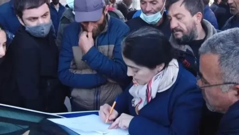 Անհետ կորածների ծնողները ՌԴ դեսպանատան դիմաց նամակ են գրում՝ դեսպանատուն հանձնելու համար