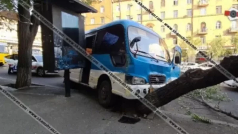 Կիևյան փողոցում ավտոբուսը բախվել է թիվ 18 երթուղին սպասարկող ավտոբուսին, ապա՝ կայանված Opel-ին, այնուհետև՝ ծառին