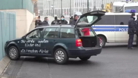 ՏԵՍԱՆՅՈՒԹ. Բեռլինում ավտոմեքենան մխրճվել Է Անգելա Մերկելի գերատեսչության դարպասների մեջ