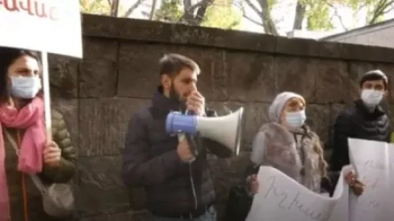 ՈՒՂԻՂ. Ժողովուրդը ձեզ անիծում է. բողոքի ակցիա ԱԺ-ի մոտ