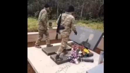 ՏԵՍԱՆՅՈՒԹ. Ադրբեջանցի զինվորները տապանաքար են ջարդում հայկական գերեզմանոցում