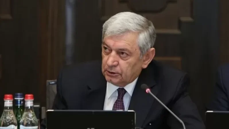 Ցոլակյանը մեքենա է նվիրել հոգնածության պատճառով վթարի ենթարկված 2 աշխատակցի