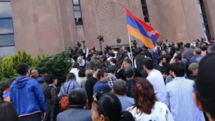 Քաղաքապետարանի աշխատակիցները շենքում են. քաղաքապետի խոսնակը մանրամասներ է պատմում