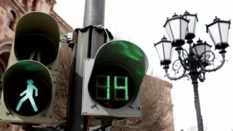 Երևանի մի շարք փողոցների լուսացույցներ տեղակայվել են երթևեկելի մասի վրա