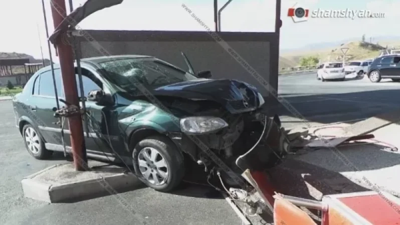 Կոտայքի մարզում Opel Astra-ն բախվել է գազալցակայանի լիցքավորման ապարատին