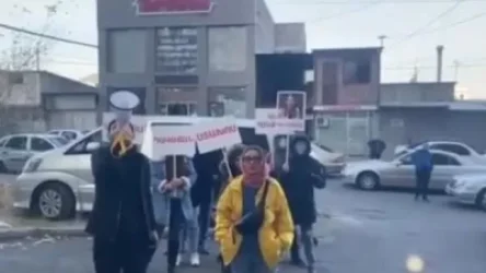 ՏԵՍԱՆՅՈՒԹ. «Դուք հանձնել եք Արցախը, դավաճանել եք ժողովրդին». բողոքի ակցիաներ՝ Լ. Մակունցի, Հ. Դանիելյանի և Ս. Խանդանյանի բակերում