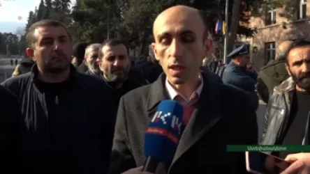 Արցախի ՄԻՊ Արտակ Բեգլարյանը հանդիպել է Ստեփանակերտի Ազատամարտիկների փողոցը փակած՝ անհայտ կորած զինծառայողների հարազատների հետ