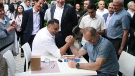 Քոչարյանի հետ նկարի համար հյուպատոսը ազատվել է աշխատանքից