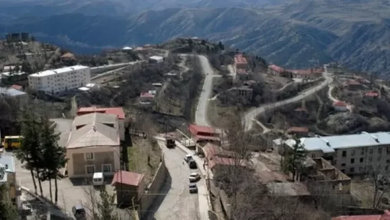 Ռուս խաղաղապահներն արդեն իջեցրել են Բերձորի քաղաքապետարանի շենքի վրա ծածանվող Արցախի դրոշը. Ղարիբյան