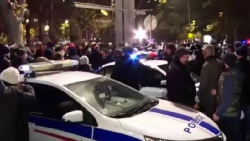 Մի խումբ քաղաքացիներ Երևանի կենտրոնական փողոցներում ակցիա են անցկացնում. կան բերման ենթարկվածներ