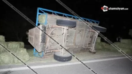 3 տոննա խոտի հակով բարձված կցորդիչը կողաշրջվել է