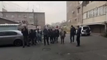 ՏԵՍԱՆՅՈՒԹ.  Լուսինե Բադալյանի մայրը պատուհանից ջուր է լցրել նրա հրաժարականը պահանջող երիտասարդների վրա