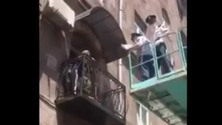 Երևանում կինը սպառնացել է երեխային ցած նետել՝ խոչընդոտելով ապօրինի պատշգամբի ապամոնտաժմանը