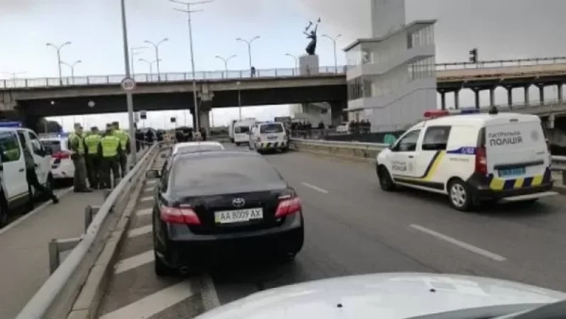 Armed Man Threatens to Blow Up Kiev's Metro Bridge Under Influence of Drugs