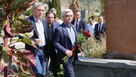 Սերժ Սարգսյանը Վանաձորում այցելել է զինվորական պանթեոն