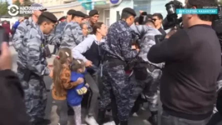 Ոստիկանների խայտառակ պահվածք. մայրը փորձում էր նրանց ձեռքից խլել դստերը