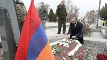 ԱԺ նախագահը Եռաբլուրում հարգանքի տուրք է մատուցել նահատակված հերոսների հիշատակին