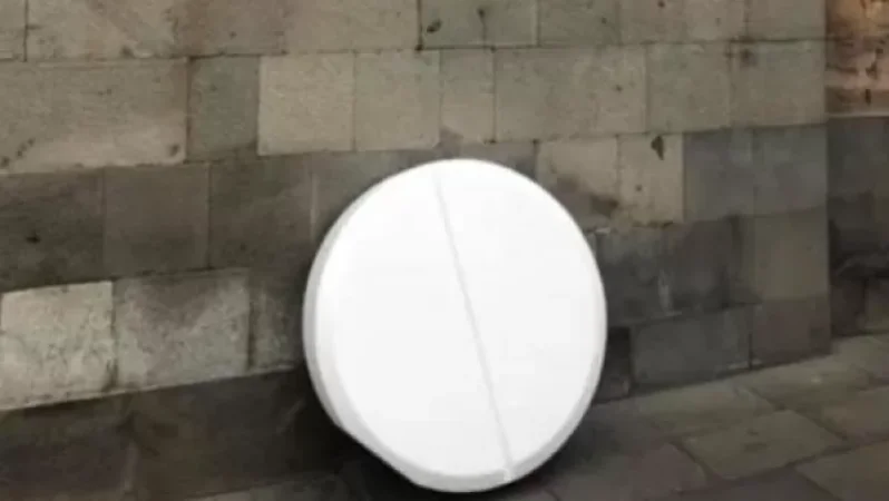 Կառավարության շենքի մոտ դրված «դեղահաբը» որպես անհայտ իր տարվել է ոստիկանություն. «Հետք»