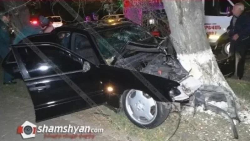 Mercedes-ը բախվել է ծառին. կան վիրավորներ. ավտոմեքենայում հայտնաբերվել է փայտե մահակ