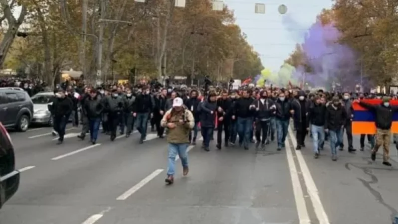 Հանրահավաքից հետո սկսվել է երթ դեպի կառավարական առանձնատներ