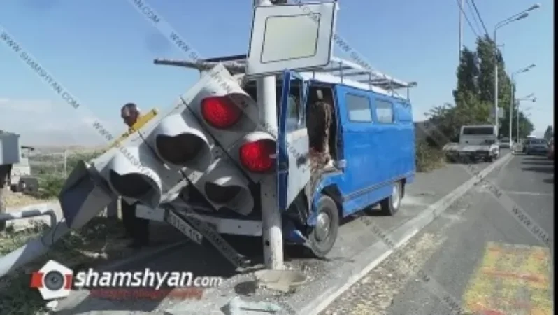 «ԵՐԱԶ»-ը բախվել է լուսացույցին ու գցել այն