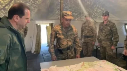 Դավիթ Տոնոյանը հետևում է զորավարժությունների ընթացքին