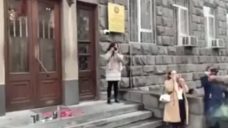 ՏԵՍԱՆՅՈՒԹ. Ցուցարարները օծանելիքներ ու ժամացույցներ դրեցին ԱԱԾ շենքի մոտ, որպեսզի փոխանցեն Նիկոլ Փաշինյանին