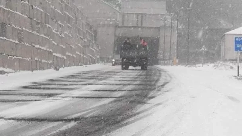 Արարատի, Սպիտակի և Ստեփանավանի տարածաշրջանների ճանապարհներին ձյուն է տեղում