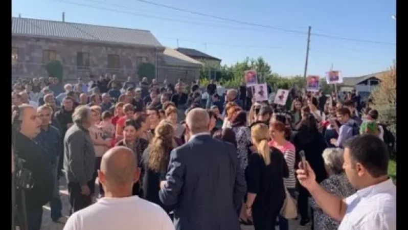 VIDEO: The Regional Governor Awakens, Decides to Resign My Powers - Protest