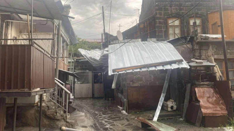 Վնասված տանիքներ, տապալված ծառեր. քամու հետևանքով գրանցվել են արտակարգ դեպքեր