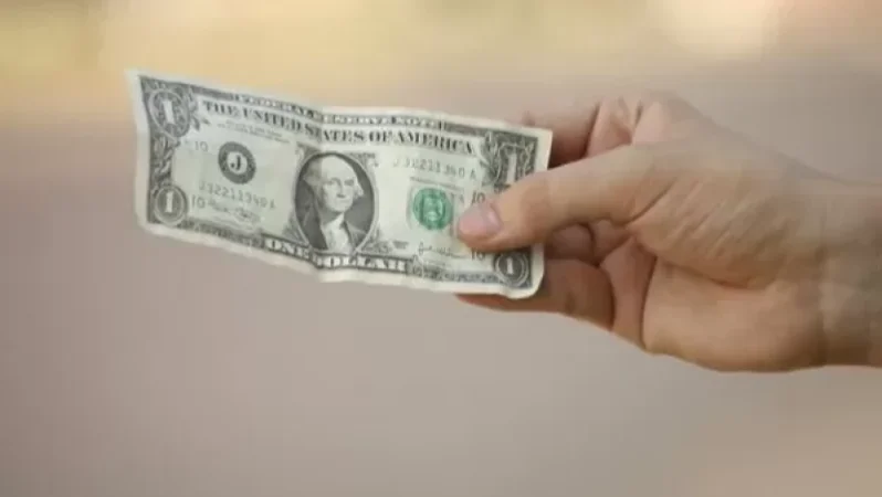 Եկամուտների հաշվառման բաժնի պետի տեղակալից 1 դոլար են գողացել. ոստիկանությունում նյութեր են նախապատրաստվում