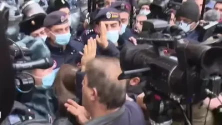 ՏԵՍԱՆՅՈՒԹ. Հրմշտոց քաղաքացիների և ոստիկանների միջև. ակցիայի մասնակիցները  փորձում են մտնել Կառավարության շենք