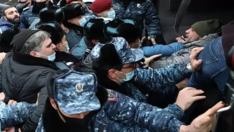 Կառավարության շենքի դիմացից բերման է ենթարկվել 29 ցուցարար