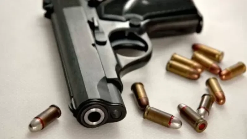 Տնօրենի չհրկիզվող պահարանից զենք ու զինամթերք են հայտնաբերել