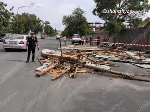 ԼՈՒՍԱՆԿԱՐՆԵՐ. Երևանում ավտոլվացման կետի տանիքը քամին պոկել ու շպրտել է՝ փակելով ճանապարհը