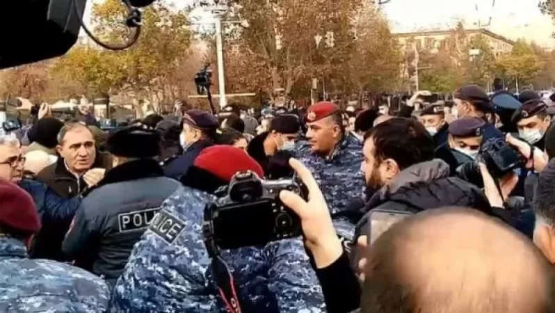 Երևանում մեկ ոստիկան և ցուցարար տեղափոխվել են հիվանդանոց