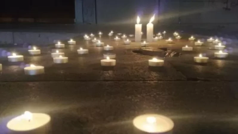 ԵՊՀ-ի բակում երիտասարդները մոմավառություն են անցկացրել՝ ի հիշատակ պատերազմում զոհվածների