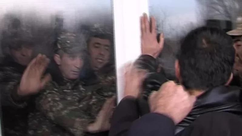 Անհետ կորած զինծառայողների հարազատները Էջմիածնի զորամասում կոտրել են ապակիներ. նրանց խոստացել են հանդիպում ՊՆ բարձրաստիճան պաշտոնյաների հետ